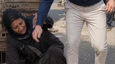 قصة مليونير حديث الثراء دفعَ متسوّلةً فقيرة في السوق
