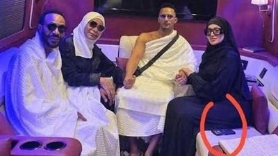 حد لاحظ حاجة في صورة محمد رمضان وعائلته في الحج.. ركزوا كده أوووي