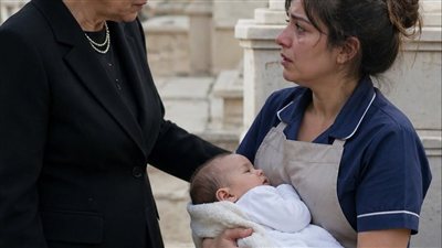 مليارديرة تزور قبر ابنها فتجد نادلة سوداء تبكي ومعها طفل فتُصدم بشدّة