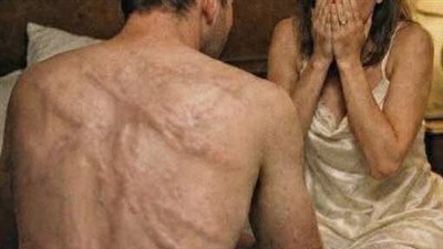 أغنى امرأة في القرية تزوجت خادمًا لديه 3 أطفال… لكن ليلة الزفاف عندما خلع قميصه تجمّدت في مكانها!