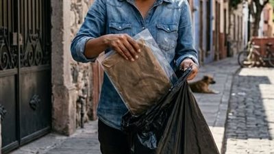 طردوني من بيت زوجي بلا شيء… لكن حماي أعطاني كيس قمامة، وعندما فتحته عند البوابة تغيّرت حياتي!