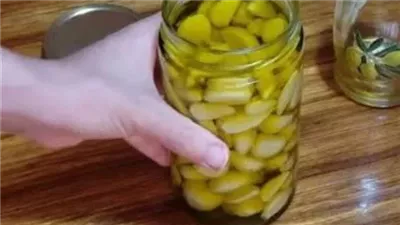 رجل الـ 115 عاماً يكشف السر.. ملعقة من هذا الزيت المر مع ثوم مشوي قبل النوم تُعيد شبابك وتجعلك بقوة 100 حصان !!